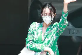 迪丽热巴机场主动打招呼超开心，背网袋像赶集，身材比空姐还出挑图片