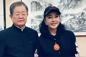 刘晓庆80岁富商老公露面！夫妻同框笑容灿烂，男方皱纹横生显老态图片