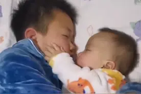 陕西一萌娃和哥哥睡觉“满头大汗”，妈妈一掀被子笑喷：睡姿惊人图片