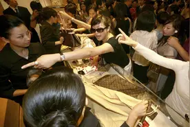 国内14亿人， 消费能力不如3亿美国人！不愿消费，因素该指向谁？图片