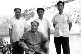 66年，毛主席隐居滴水洞11天的留影，张耀祠率8341部队，全程警戒图片