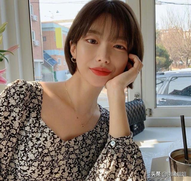 (大圆脸适合的短发发型图片 减龄) - 冷求网