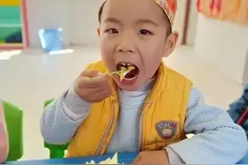 宝妈因为儿子吃了同学生日蛋糕发飙，网友：这是培养下一个吴谢宇图片