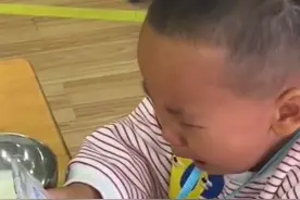 9月4日新疆伊犁，萌娃上幼儿园第二天，拿着妈妈的照片边看边哭，跟老师说：“牌牌上面有我很重要的东西”图片