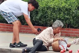 “不是你撞的，干嘛要去扶？”当年说这句话的法官如今怎样了？图片