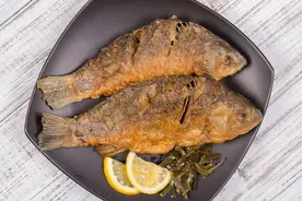 煎鱼最忌直接下锅，大厨分享3个技巧，鱼肉不散不粘锅，太香了图片