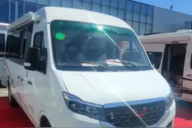 五菱牌房车来了，配2.4T柴油发动机，自带88L冰箱，关键C照就能开图片