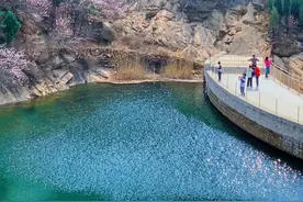 天津有一处神秘景点，青色潭水满山桃花，大自然的鬼斧神工图片