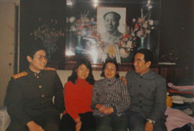 贺子珍逝世20年后，孔东梅揭露真相：毛主席的旧衣里有“秘密”