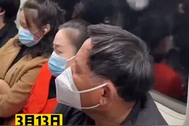 女子怀有身孕，未给大妈让座，被大妈一顿暴打，没有一人上前阻止图片