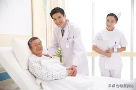 医院里，所有科室中，康复科才是看清家庭关系和人情冷暖的地方图片
