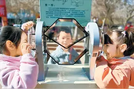 3D眼镜看三维恐龙、摩擦铁丝网有天鹅绒般的触感……科普大篷车开进社区图片