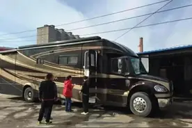在横店拍戏场地，为何明星不住酒店，而是住在自己的房车里？图片