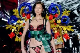 国际超模何穗刘雯在维密秀场上大放光彩，令世界惊艳图片