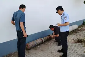 “警察同志，我们捞到一枚炸弹！”图片