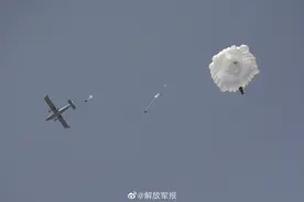 伞花朵朵！一起看空降兵多伞型跳伞训练图片