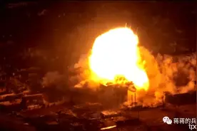 俄军采用新战术爆破乌克兰设防大楼，陨石装甲扫雷车玩起拆迁图片