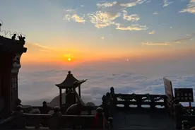 武当山金顶：清晨的第一缕阳光图片