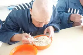 老年服刑人员，出狱后有保障吗？图片