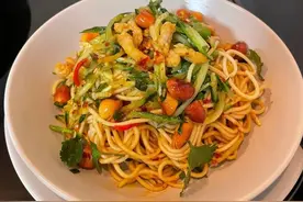 这两款秘制调料拌出来的凉面，太适合夏天吃了，爽口又开胃图片