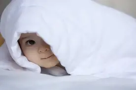 “报恩的天使宝宝”火了！2岁宝宝犯困，不哭不闹爬上床一秒入睡图片