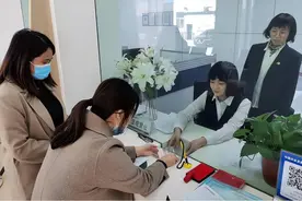 银行卡别再开通短信通知了，许多人没放在心上，幸好有银行人提醒图片