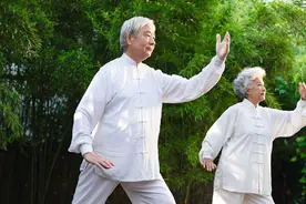 长期走路能够长寿吗？提醒：过了65岁的老年人，尽量做好这5件事图片