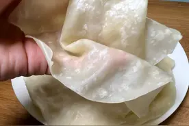 想吃薄饼自己做，饼薄如纸，嚼起来很劲道，可以卷自己喜欢的菜图片