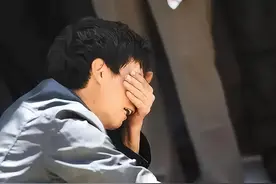 妻子自作聪明认为最危险的地方最安全，半夜相邀情人来家，于是出现了丈夫一楼睡觉、妻子二楼偷欢的荒唐一幕图片