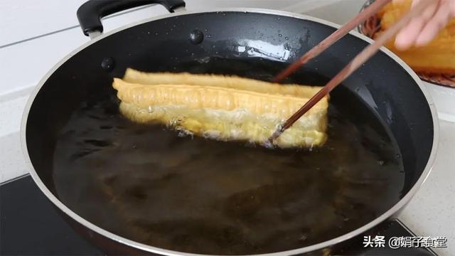 自制健康油条，告诉你做法窍门和详细配方，蓬松酥脆，凉了也不硬