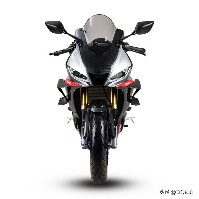 给力，国产高配仿赛摩托飞鹰RM35详解，双缸动力配鲍鱼卡钳