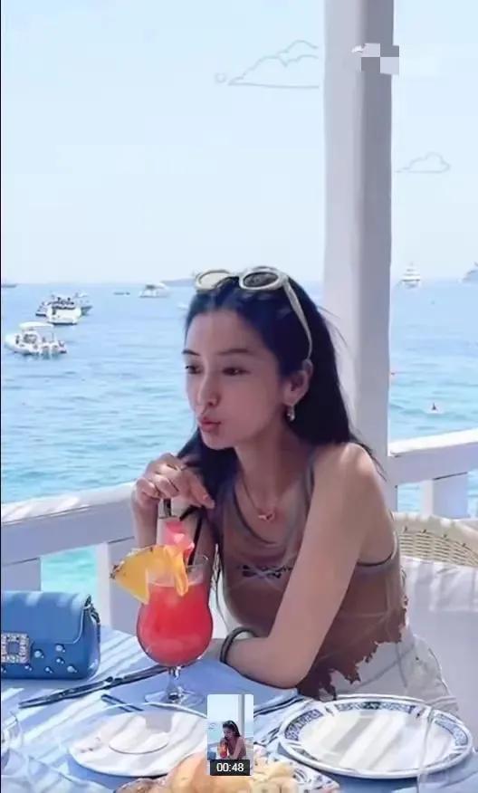 震惊：杨颖与贾世凯意大利度假曝光！海滩尽情享受引发网友热议！