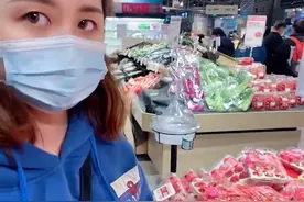 湖北一老婆逛超市想买草莓，被丈夫从购物车夺走：这么贵你也买？图片