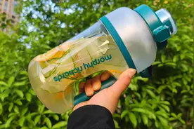 吨吨桶很多，你见过能榨汁的吗？附几款甜品制作，摩飞便携榨汁桶图片