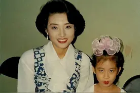 于文华近况：“单身带女”嫁钢琴家，与毕福剑合影，58岁皮肤白皙图片