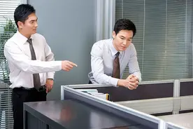 领导总是针对你，挑你毛病该怎么办？搞定1件事情扭转局面图片