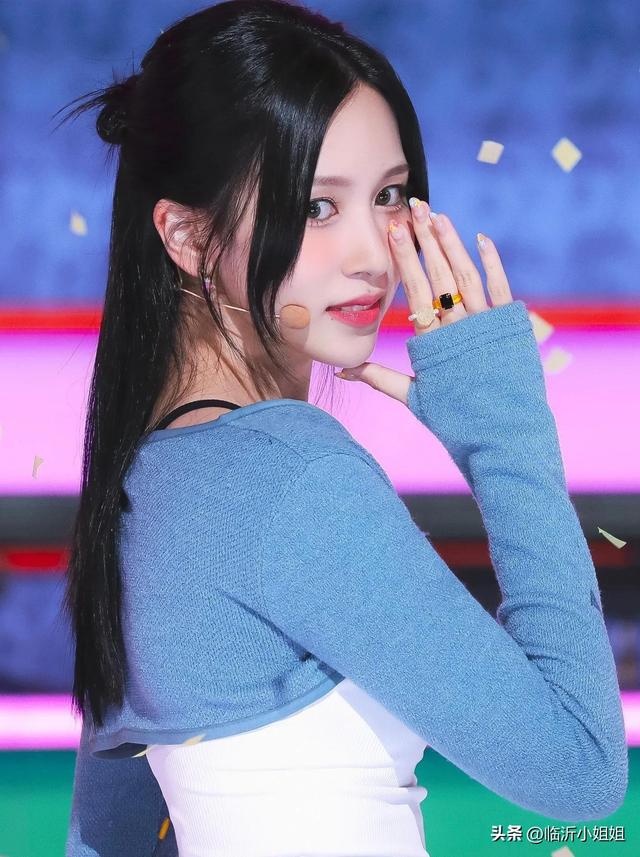 名井南,甜美动人的靓丽美女,清纯阳光的外形,散发迷人魅力