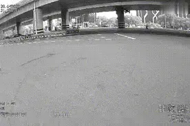 江苏苏州：长辈，本该是孩子安全出行的榜样！图片