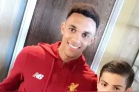 那个一扔成名的利物浦球童，正成为天才射手图片