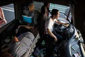 中国1000万夫妻的真实生活：24小时在卡车上，只敢在晚上出门图片
