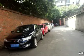 郑州一小区内停车被贴条，居民质疑交警：俺自己的院为啥还贴条？图片