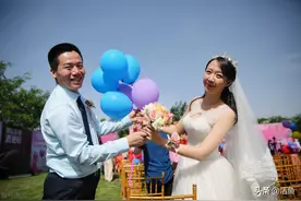 女研究生嫁给保安，没要彩礼，二人一起照顾没有血缘关系的老太太图片
