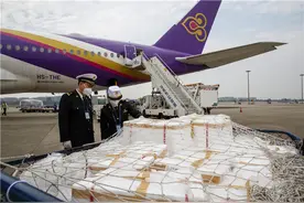 来啦！首批进口泰国鲜活虾“飞拢”成都图片