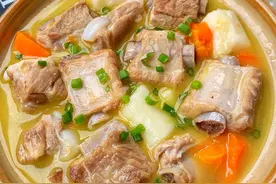 炖排骨汤，调料越多越难喝，只加3种料，汤白味鲜，肉软烂无腥味图片