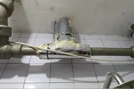 厕所里楼上的下水管道漏水了，怎么修补？我教你个好办法图片