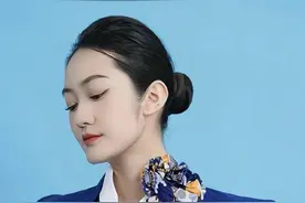 山东航空的空乘制服写真图片