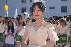 “这是哪门子的高中生”？女生因运动会“举牌”走红，引网友热议图片