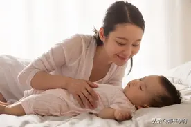 宝宝睡觉时哭闹不停，可能是夜惊，这四个方法很管用图片