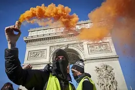 三年前法国黄马甲事件，是由于油价上涨了3欧分而直接引发的图片