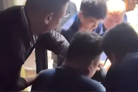 浙江衢州 男子在酒楼饮酒过量突然晕倒无法叫醒，酒楼工作人员跑到隔壁消防站求助图片